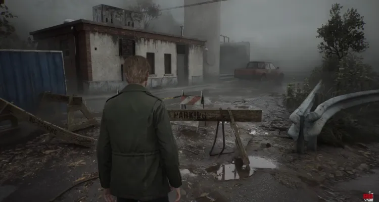 James Sunderland mirando el pueblo en la niebla al inicio de Silent Hill 2 Remake